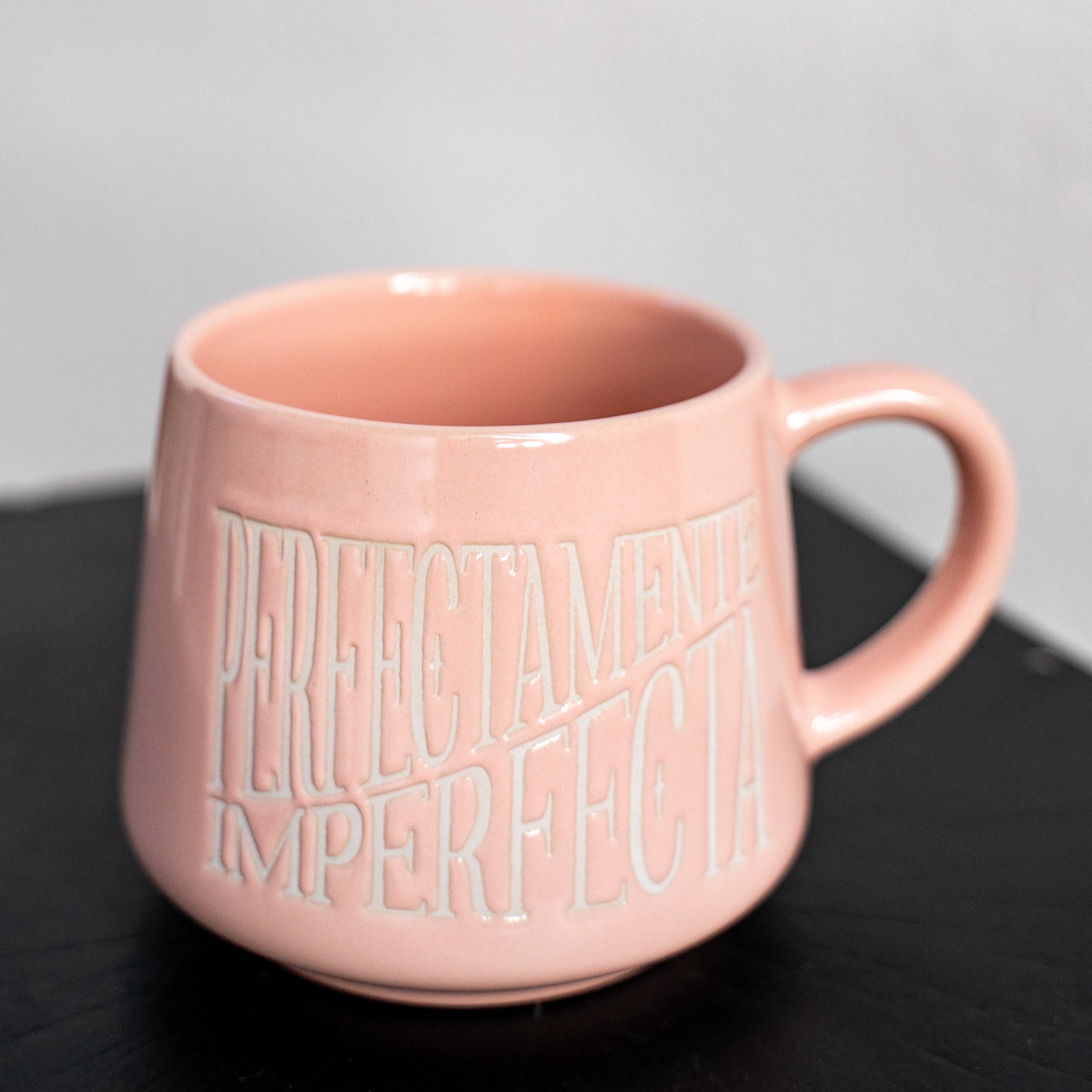 Taza rosa con mensaje de perfectamente imperfecta