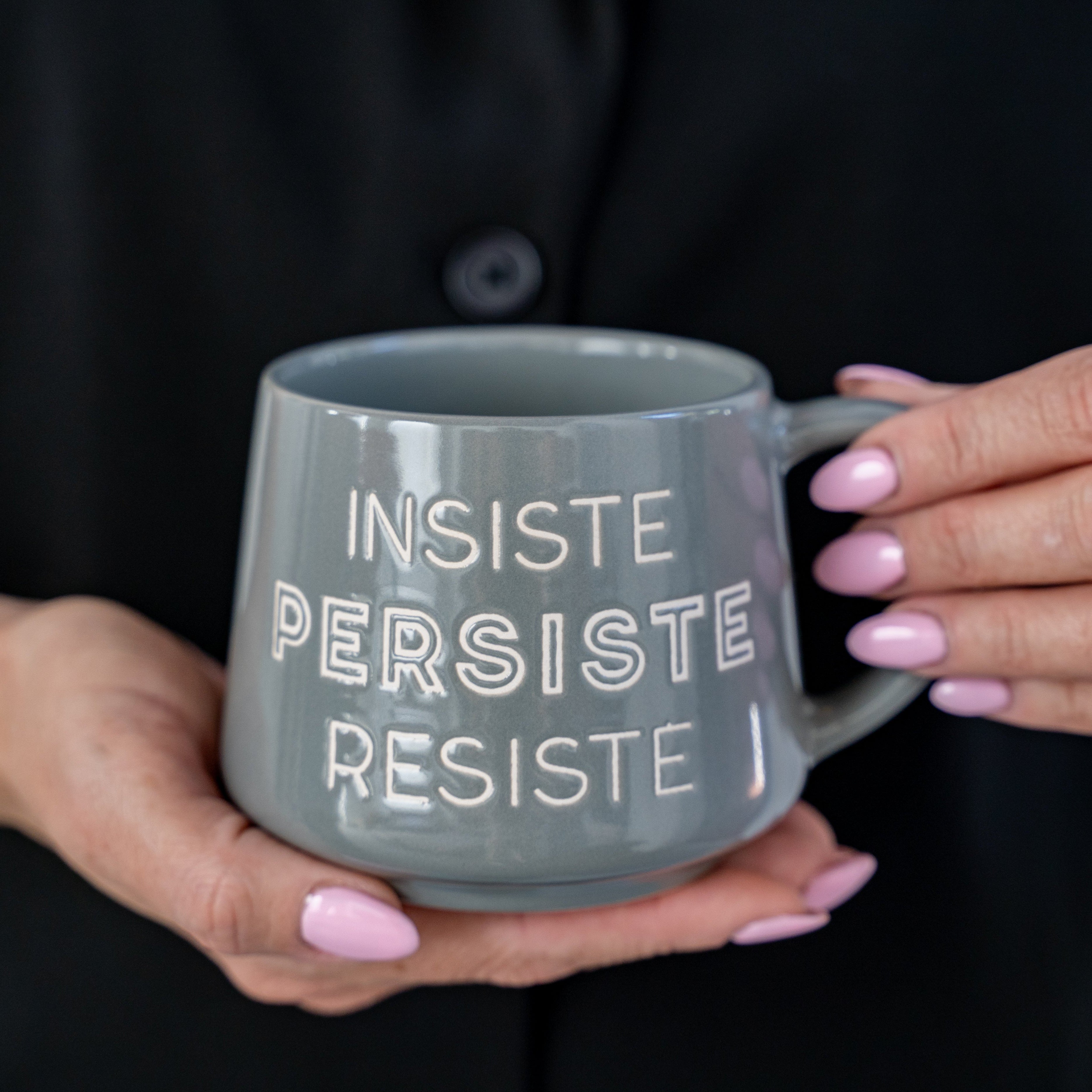 Taza Gris de Tilde and Company con mensaje de Insiste Persiste y Resiste