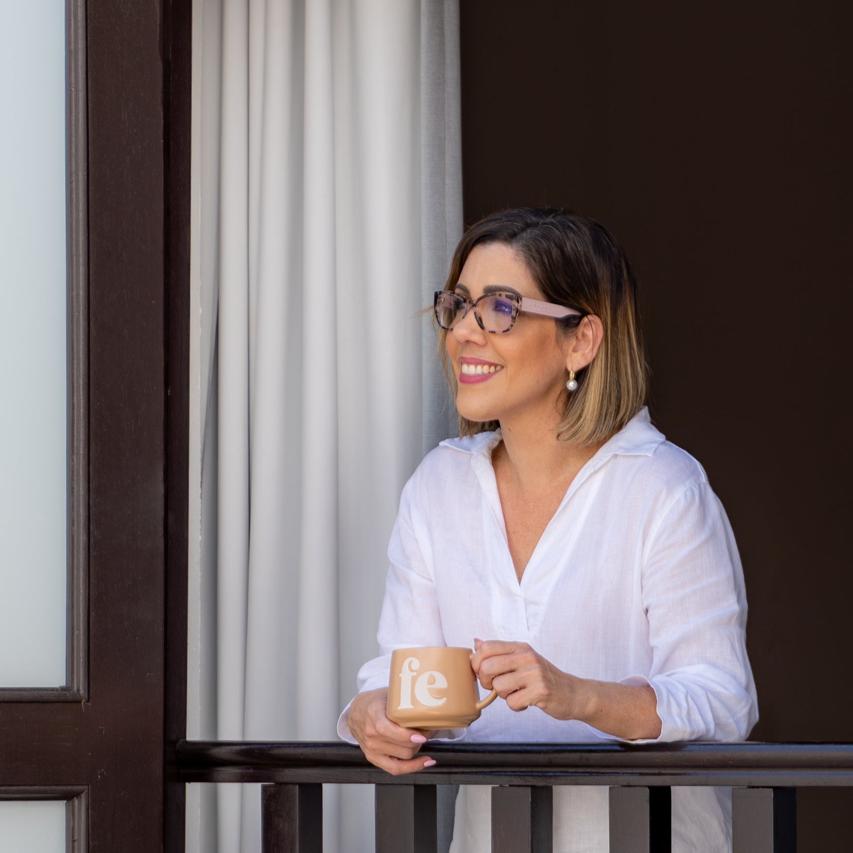 Taza crema de Ceramica de Tilde and Company con mensaje FE